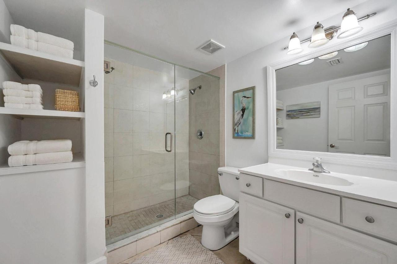 2 Bed-1 Bath With Sunroom, Private Pool And Access! Clearwater Beach