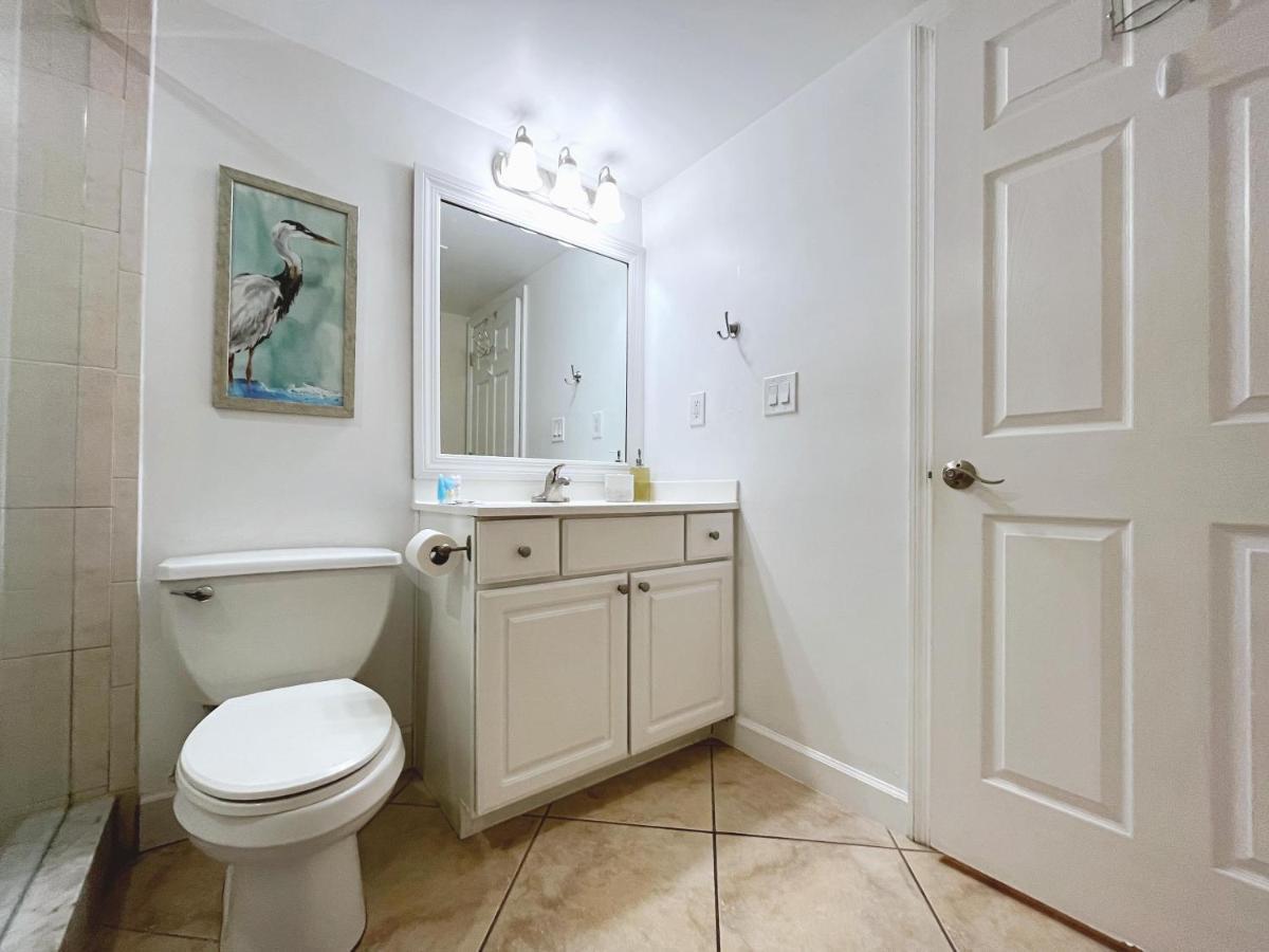 Apartment 2 Bed-1 Bath With Sunroom, Private Pool And Access!