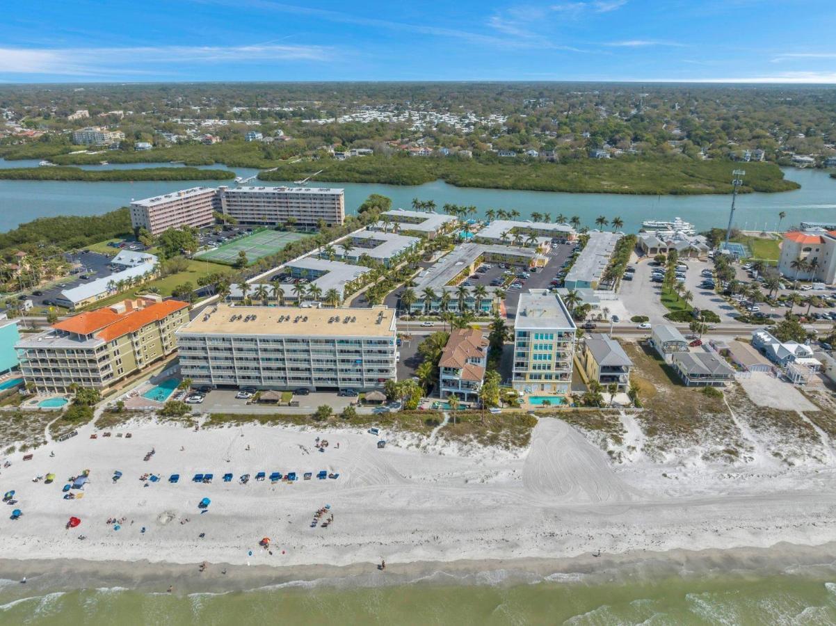 2 Bed-1 Bath With Sunroom, Private Pool And Access! Apartment