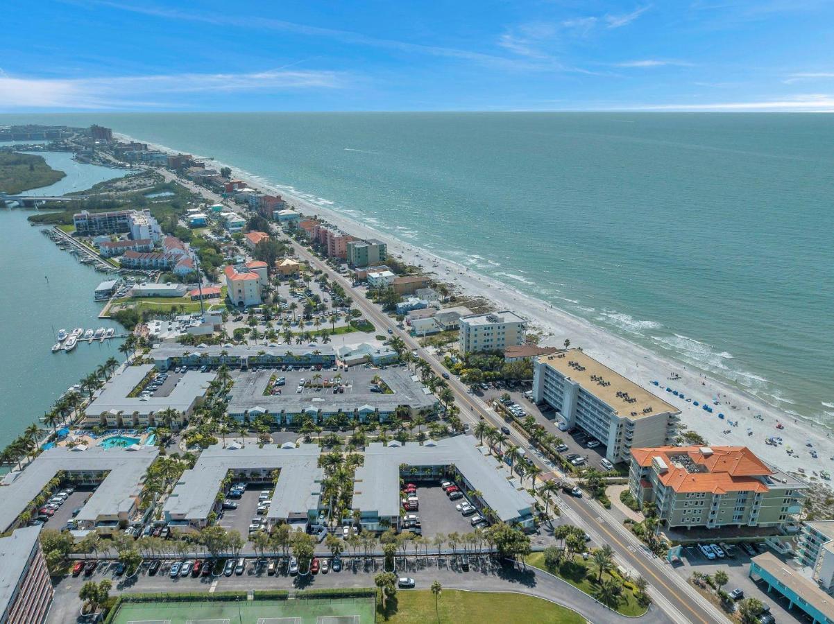 2 Bed-1 Bath With Sunroom, Private Pool And Access! Apartment *