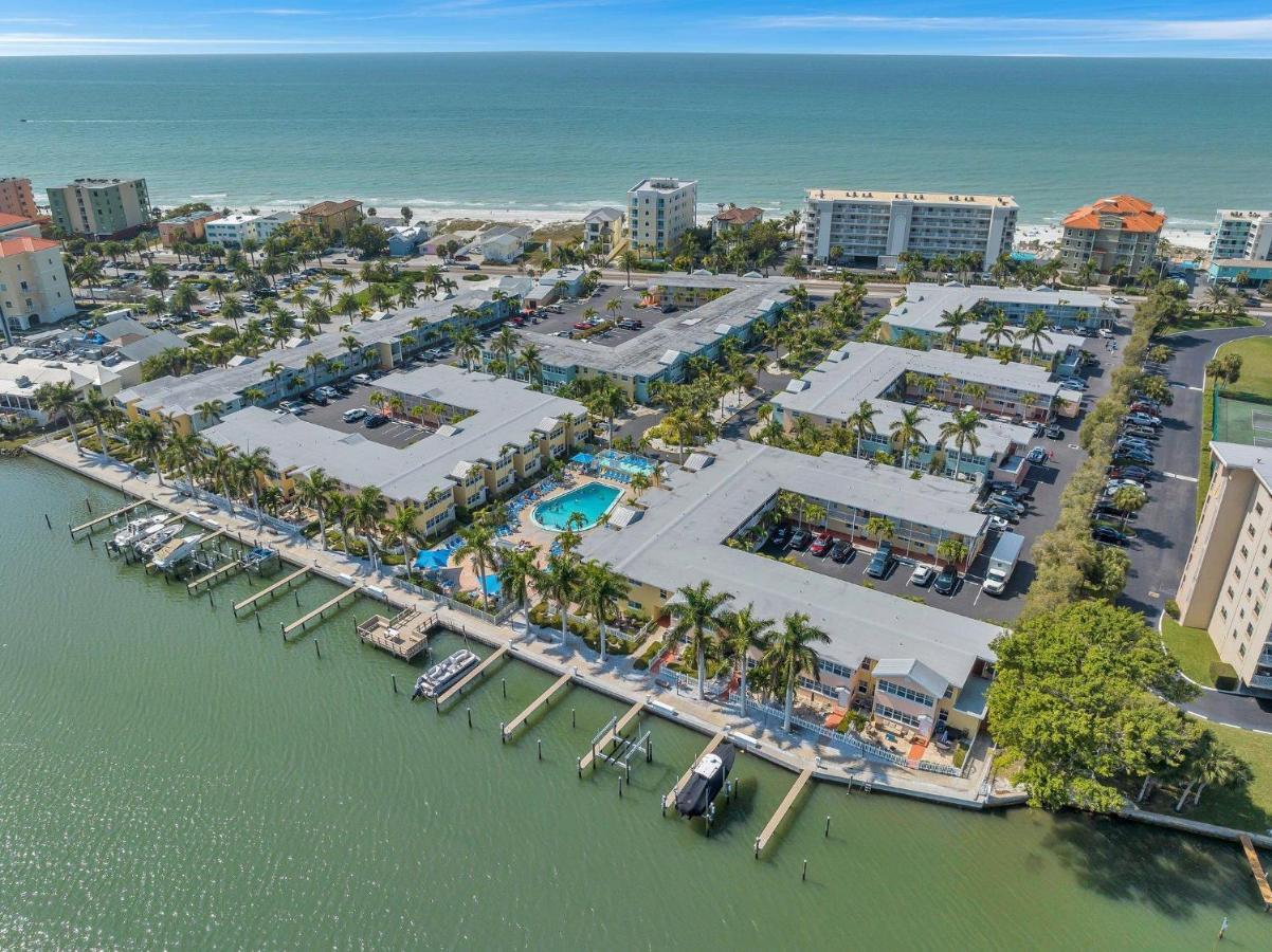 Apartment 2 Bed-1 Bath With Sunroom, Private Pool And Access! *