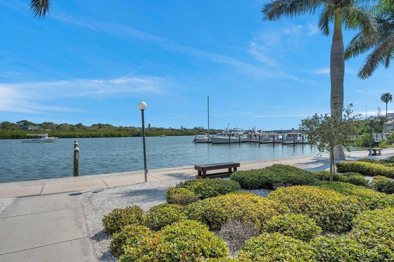 Apartment 2 Bed-1 Bath With Sunroom, Private Pool And Access! Clearwater Beach