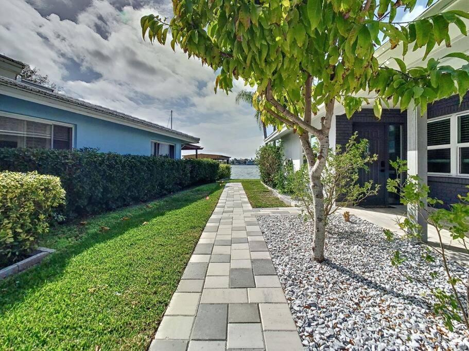 Magical Sunset Waterfront View, Renovated 3bd 2bth *