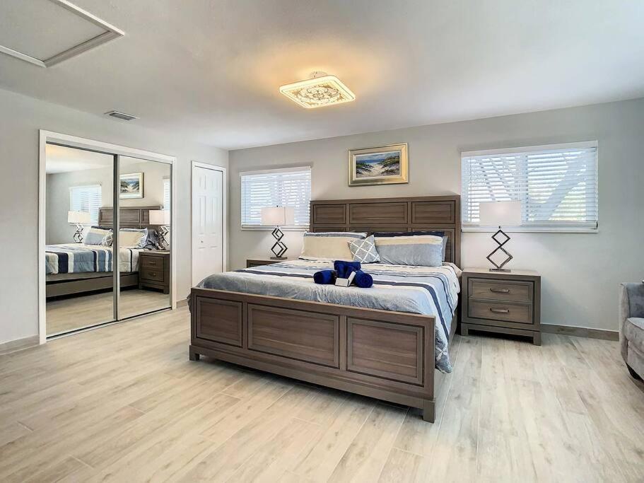 Magical Sunset Waterfront View, Renovated 3bd 2bth Holiday home
