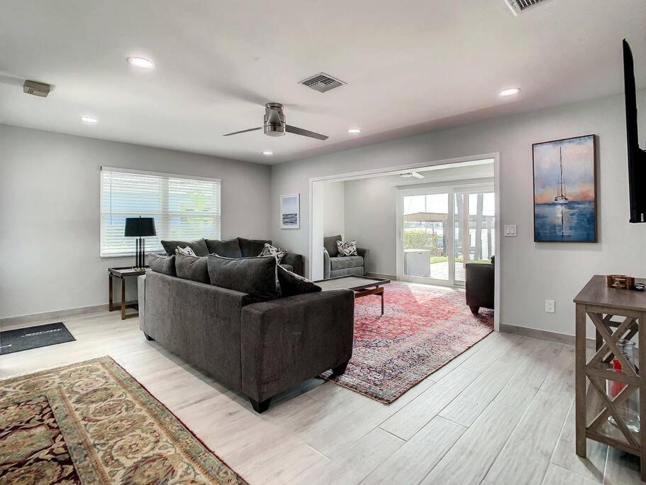 Holiday home Magical Sunset Waterfront View, Renovated 3bd 2bth