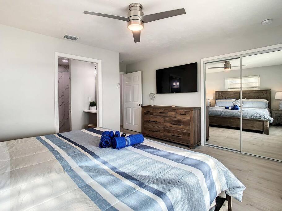 Magical Sunset Waterfront View, Renovated 3bd 2bth