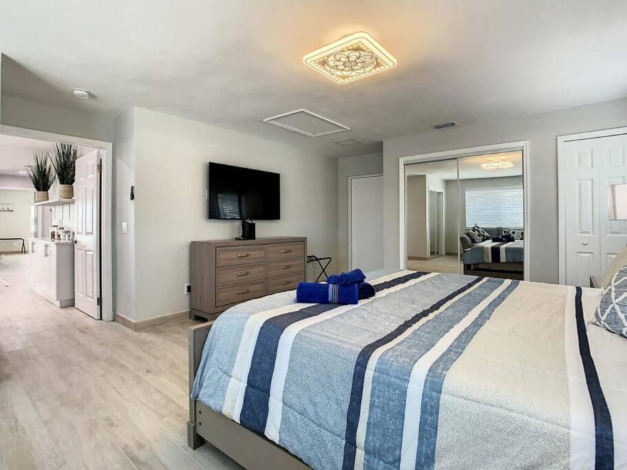 Magical Sunset Waterfront View, Renovated 3bd 2bth *