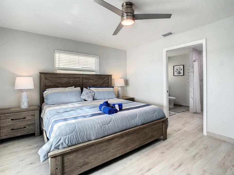 Magical Sunset Waterfront View, Renovated 3bd 2bth Holiday home Clearwater Beach