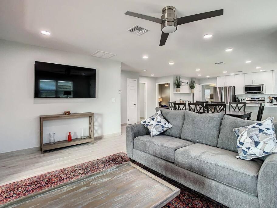 Magical Sunset Waterfront View, Renovated 3bd 2bth *