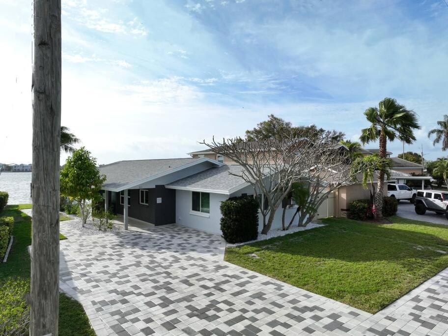 Magical Sunset Waterfront View, Renovated 3bd 2bth *