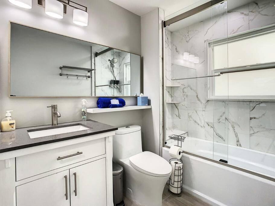 Magical Sunset Waterfront View, Renovated 3bd 2bth