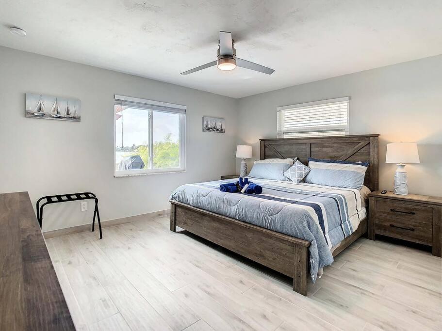 Magical Sunset Waterfront View, Renovated 3bd 2bth Holiday home Clearwater Beach