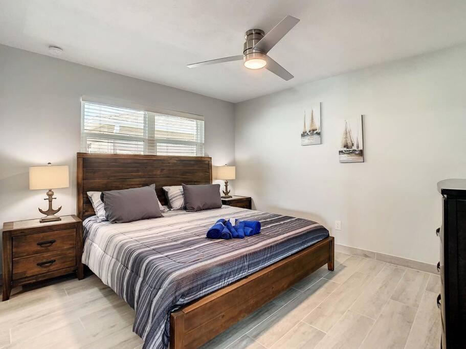 Magical Sunset Waterfront View, Renovated 3bd 2bth