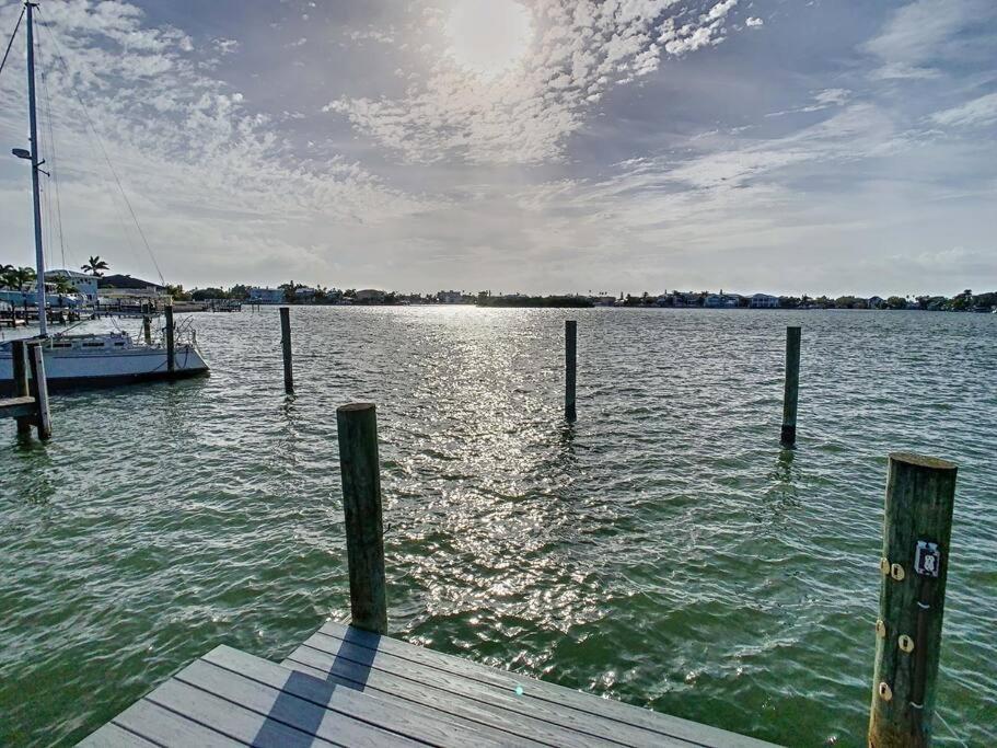 Magical Sunset Waterfront View, Renovated 3bd 2bth Holiday home Clearwater Beach