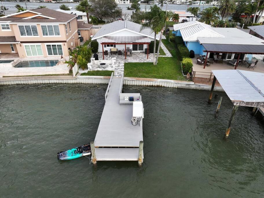 Magical Sunset Waterfront View, Renovated 3bd 2bth Holiday home