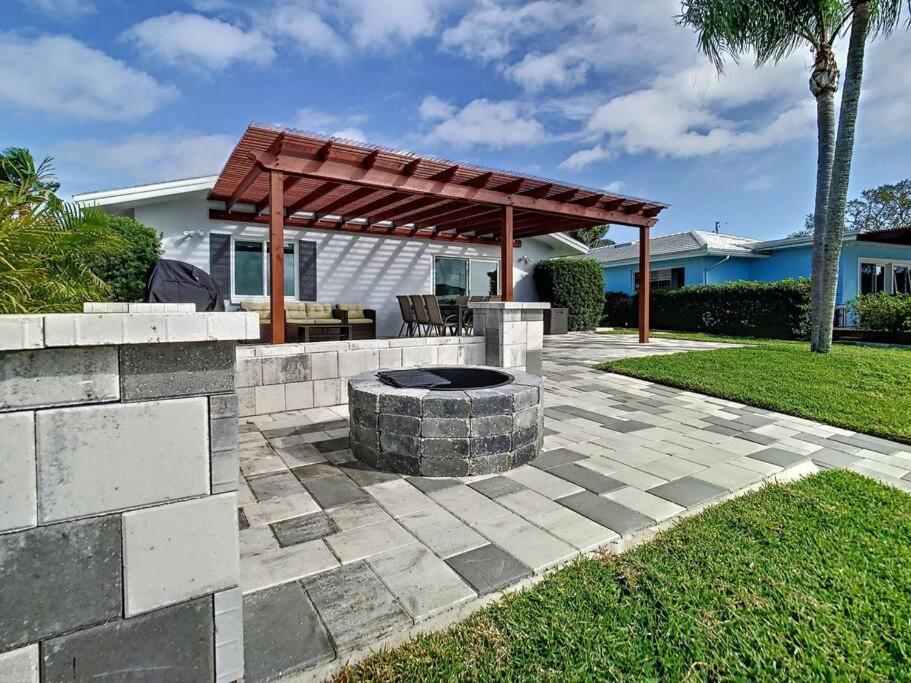 Magical Sunset Waterfront View, Renovated 3bd 2bth Holiday home *