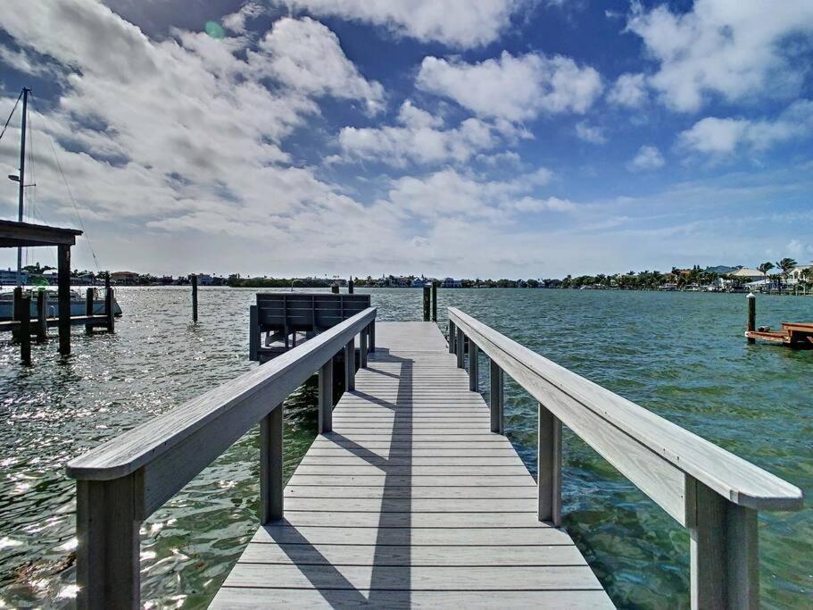 Magical Sunset Waterfront View, Renovated 3bd 2bth Holiday home