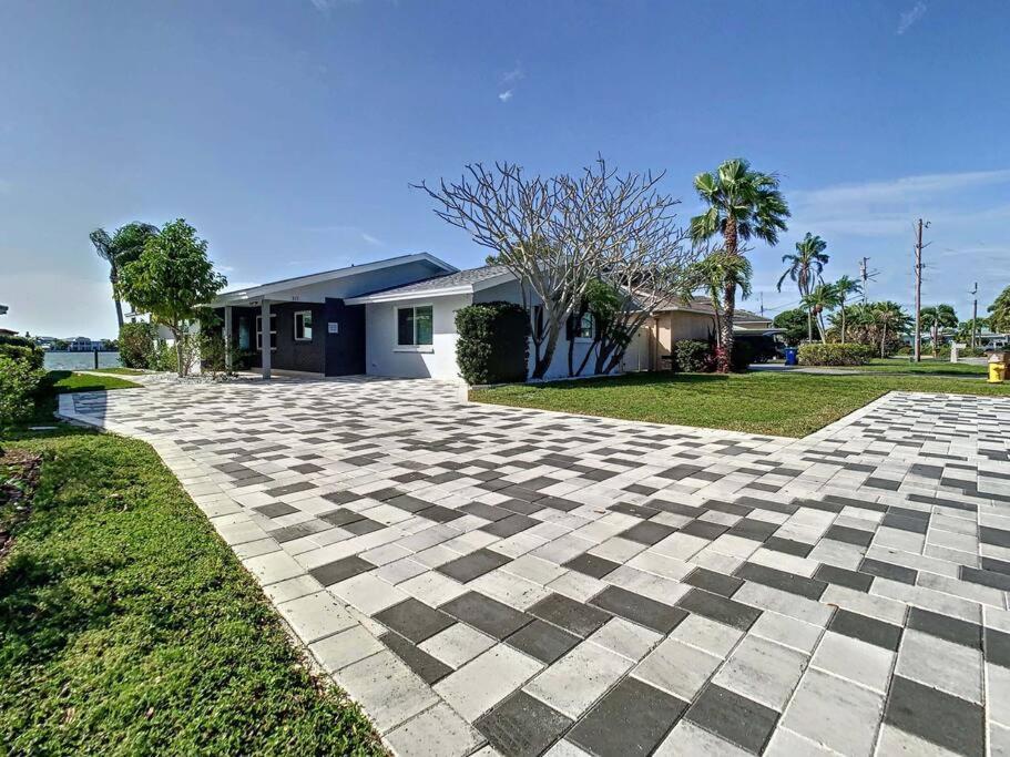Magical Sunset Waterfront View, Renovated 3bd 2bth Clearwater Beach