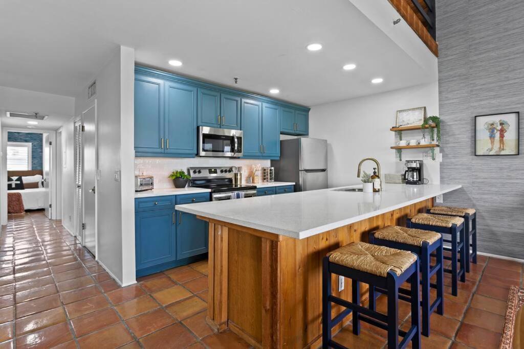 Apartment Newly Renovated, Water Views, 2 Bd *