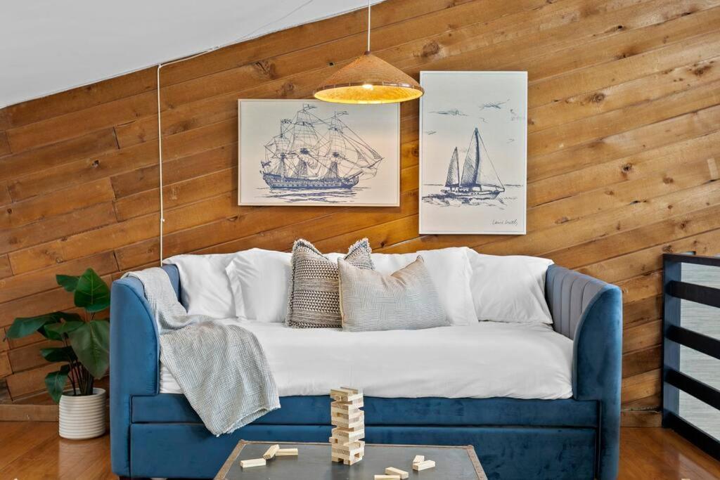 Newly Renovated, Water Views, 2 Bd Apartment *