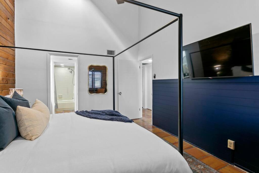 Apartment Newly Renovated, Water Views, 2 Bd *