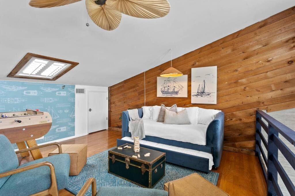 Newly Renovated, Water Views, 2 Bd Clearwater Beach
