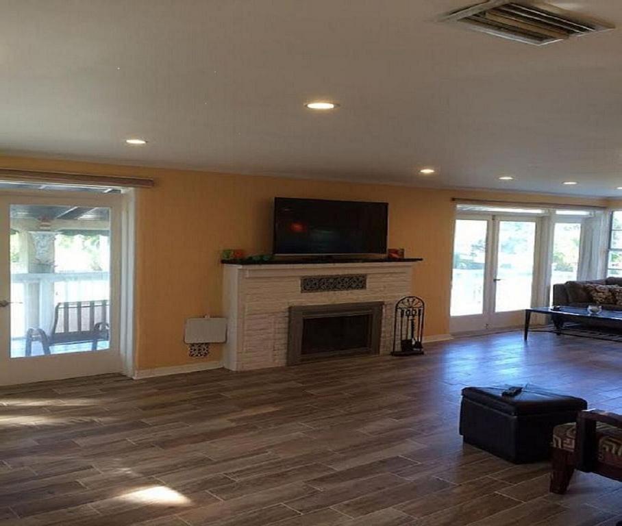 Spacious House Unit,beautifully Furnished 2 Bed 2bath./2min.walk To Holiday home