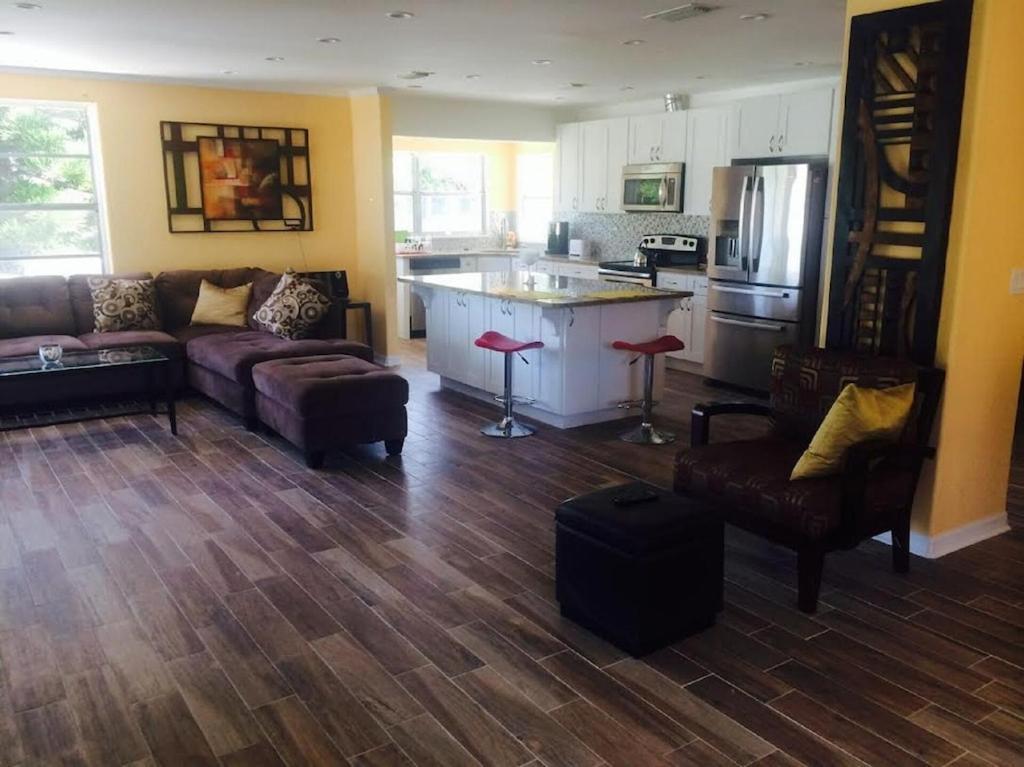 Holiday home Spacious House Unit,beautifully Furnished 2 Bed 2bath./2min.walk To *