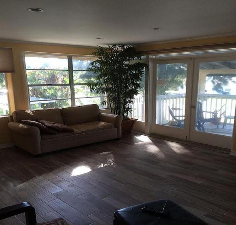 Spacious House Unit,beautifully Furnished 2 Bed 2bath./2min.walk To Holiday home *
