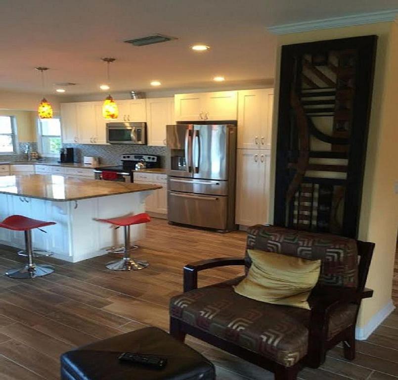 Holiday home Spacious House Unit,beautifully Furnished 2 Bed 2bath./2min.walk To