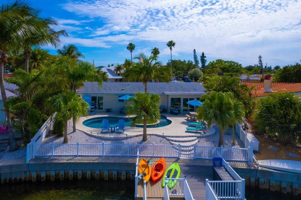 Island Paradise 3 Bed Waterfront/heated Pool Holiday home