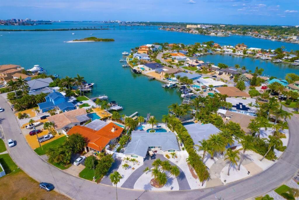 Holiday home Island Paradise 3 Bed Waterfront/heated Pool *