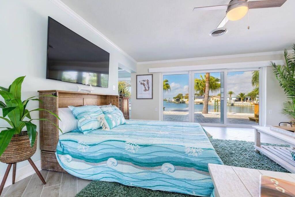 Holiday home Island Paradise 3 Bed Waterfront/heated Pool *