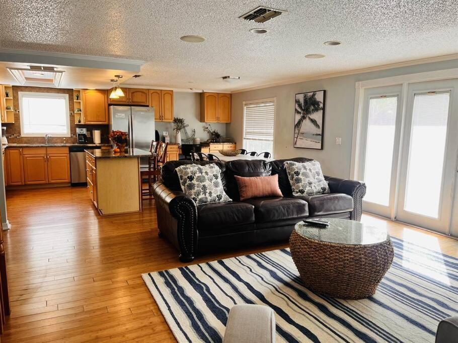 4 Bed And 2 And A Half Bath, Minutes From The Beach! * Clearwater Beach