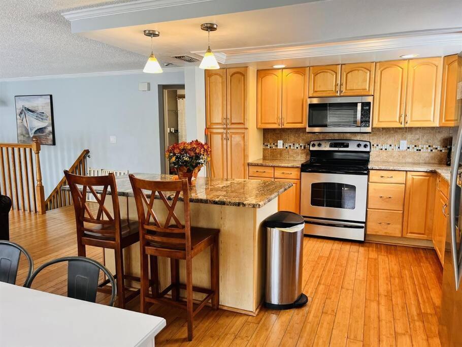 Holiday home 4 Bed And 2 And A Half Bath, Minutes From The Beach!