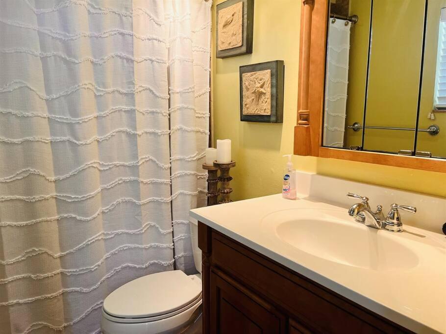 4 Bed And 2 And A Half Bath, Minutes From The Beach!