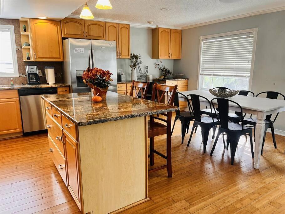 4 Bed And 2 And A Half Bath, Minutes From The Beach! * Clearwater Beach