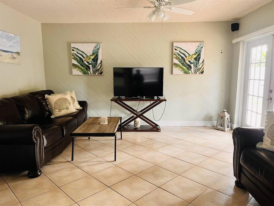Holiday home 4 Bed And 2 And A Half Bath, Minutes From The Beach! Clearwater Beach
