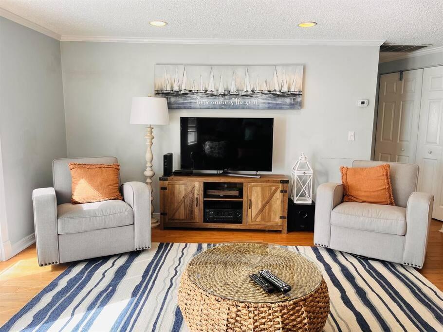 4 Bed And 2 And A Half Bath, Minutes From The Beach! * Clearwater Beach