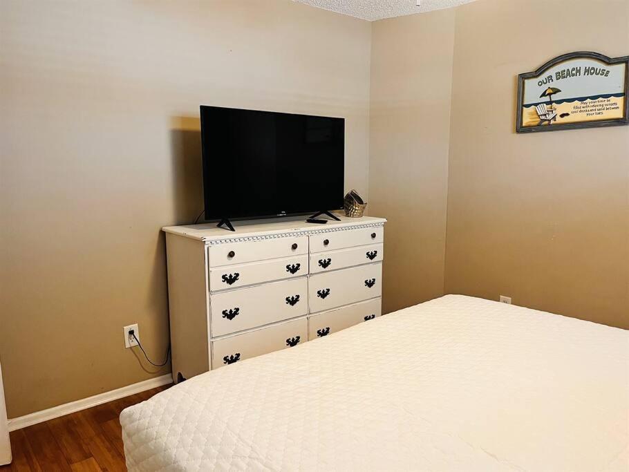 4 Bed And 2 And A Half Bath, Minutes From The Beach!