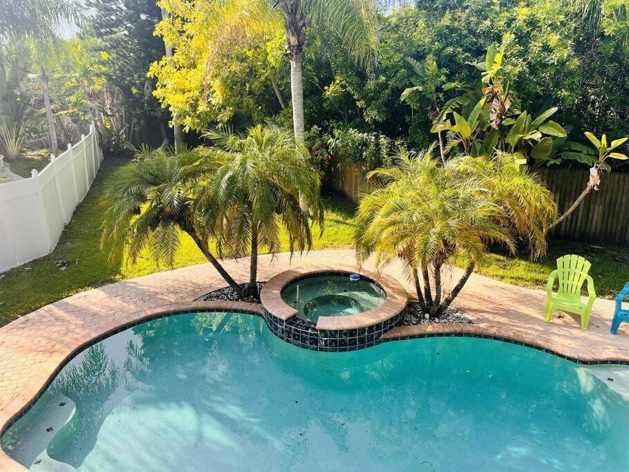 4 Bed And 2 And A Half Bath, Minutes From The Beach! * Clearwater Beach