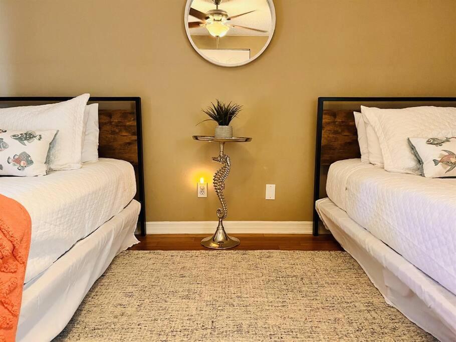 4 Bed And 2 And A Half Bath, Minutes From The Beach! Holiday home Clearwater Beach