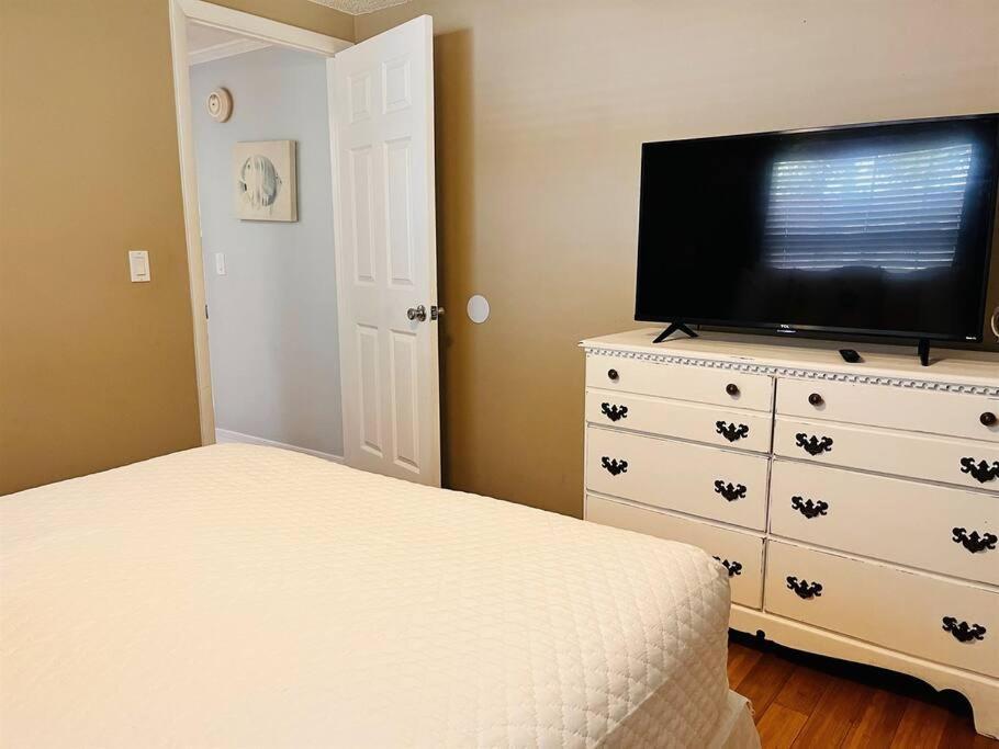 4 Bed And 2 And A Half Bath, Minutes From The Beach!
