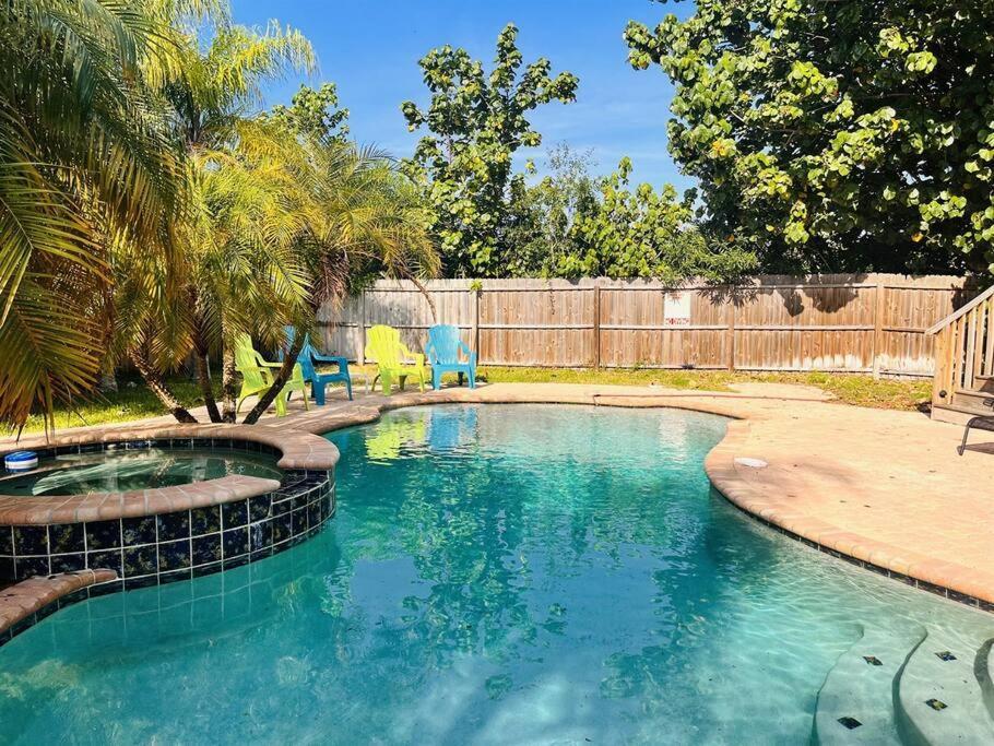 4 Bed And 2 And A Half Bath, Minutes From The Beach!