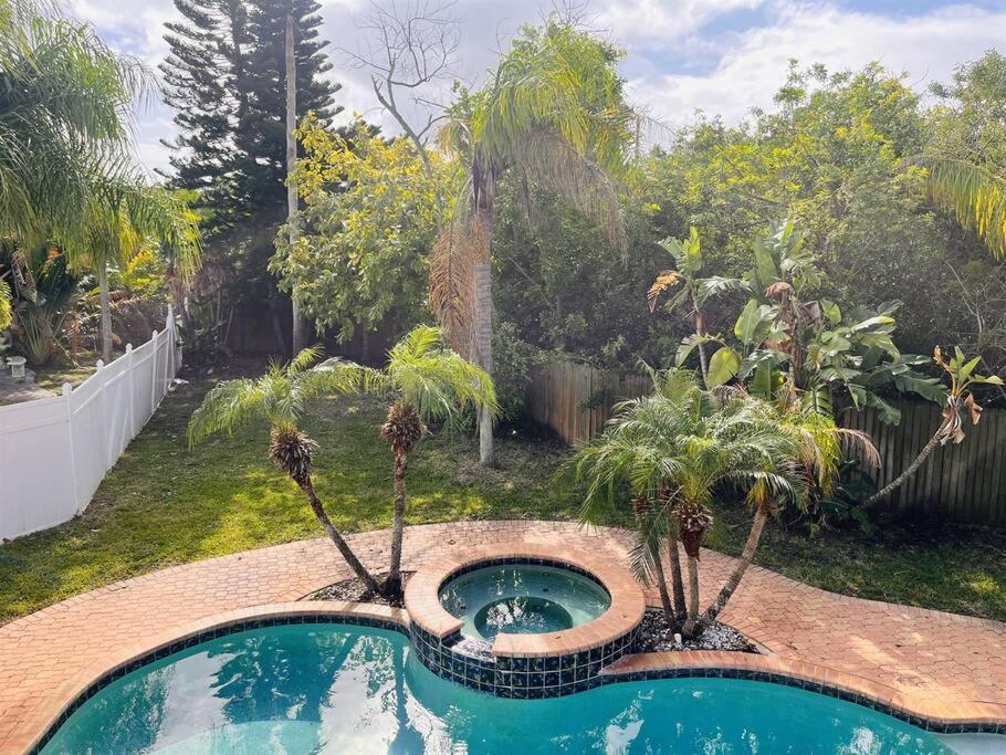 4 Bed And 2 And A Half Bath, Minutes From The Beach! Holiday home *