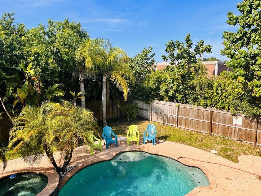 Holiday home 4 Bed And 2 And A Half Bath, Minutes From The Beach!