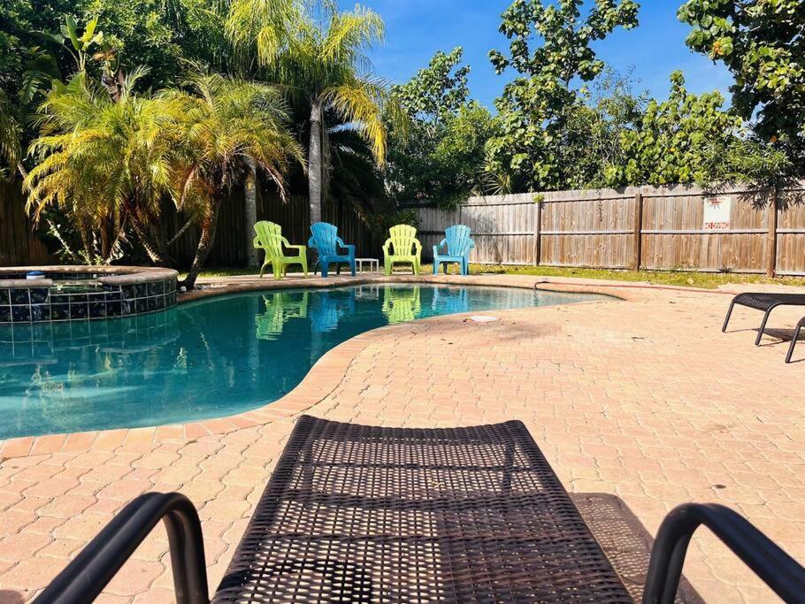 4 Bed And 2 And A Half Bath, Minutes From The Beach! Holiday home