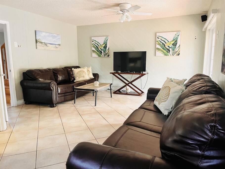 4 Bed And 2 And A Half Bath, Minutes From The Beach!