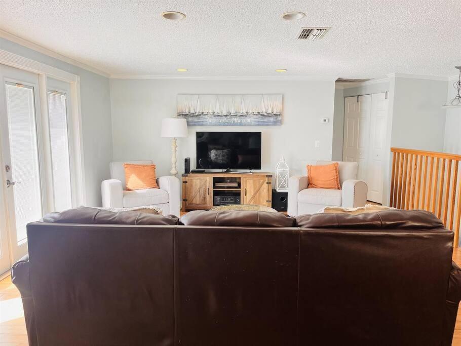 4 Bed And 2 And A Half Bath, Minutes From The Beach! Holiday home