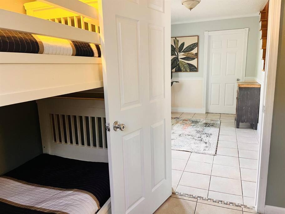 4 Bed And 2 And A Half Bath, Minutes From The Beach! Holiday home Clearwater Beach